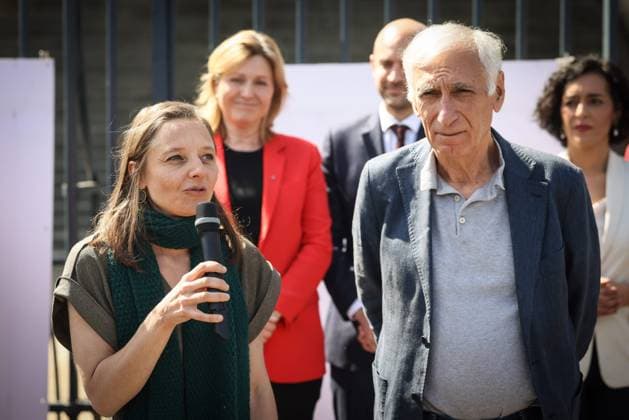 Paris, Die aus iranischer Haft entlassenen Cecile Kohler und Jaques Paris entfernen ihre Porträtplakte vor der Nationalversammlung