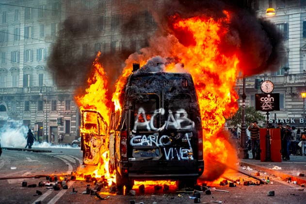 Bei Unruhen während des G8-Gipfel in Genua stirbt Demonstrant Carlo Giuliani, 25. Todestag am 20. Juli