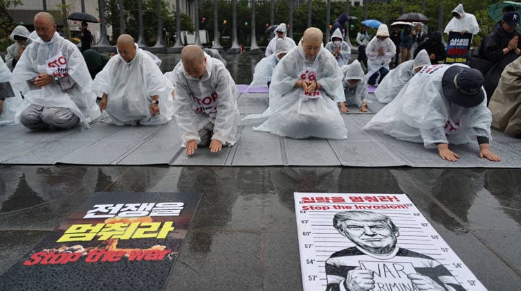 Südkorea, Friedensgebet von Jogye-Mönchen und Aktivisten vor US-Botschaft, Seoul