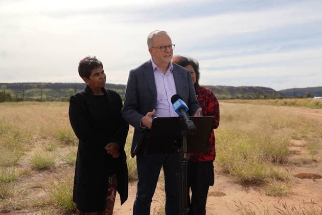 Australien, Anthony Albanese bei Pressekonferenz in Alice Springs