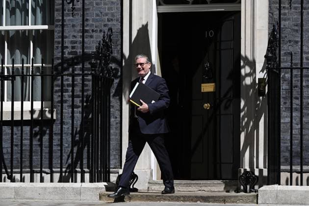 Großbritannien, Premier Keir Starmer verlässt 10 Downing Street in London