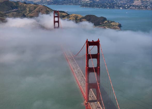 USA, Nebel über der Golden Gate Bridge in San Francisco