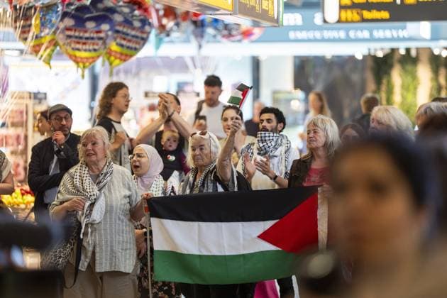 Niederlande, Von israelischen Streitkräften festgenommene Aktivisten der Global Sumud Flotilla treffen in Schiphol ein