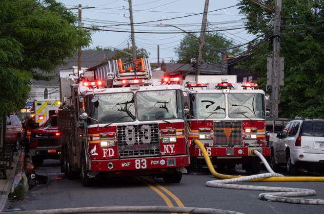 USA, Feuer in Werft auf Staten Island