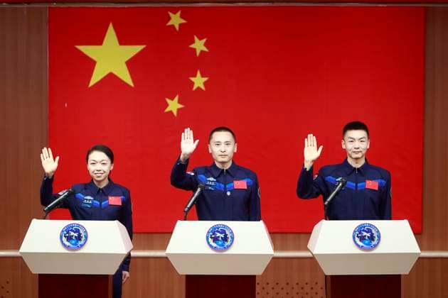 China, Raumfahrer der Shenzhou 23 Mission während Pressekonferenz in Peking