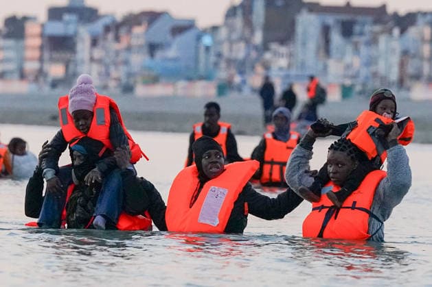 Dünkirchen, Migranten mit Kindern warten auf Schlauchboot für die Überfahrt über den Ärmelkanal