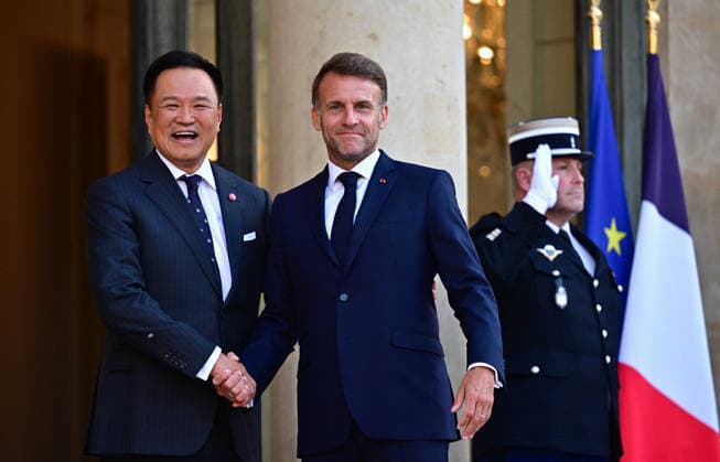 Frankreich, Emmanuel Macron empfängt Anutin Charnvirakul in Paris