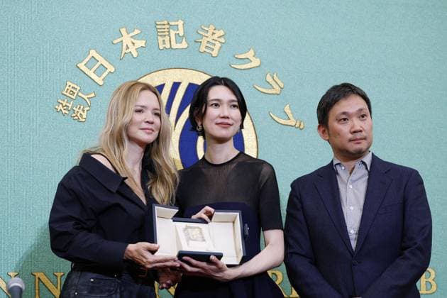 Film, Cannes-Preisträgerinnen Tao Okamoto und Virginie Efira bei Pressekonferenz mit Regisseur Ryusuke Hamaguchi in Tokio