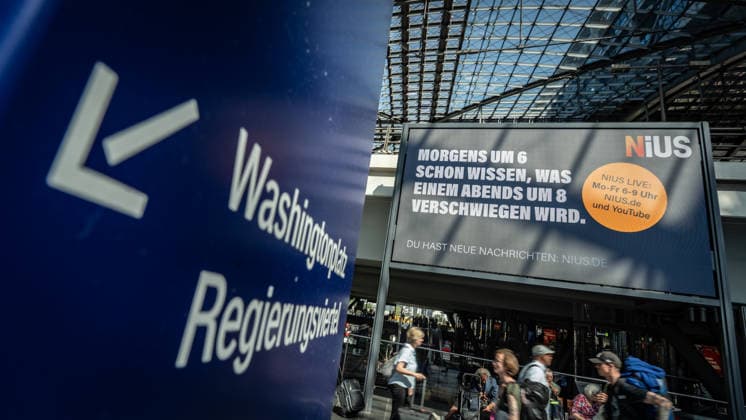 Berlin, Nachrichtenportal NIUS Werbekampagne am Hauptbahnhof