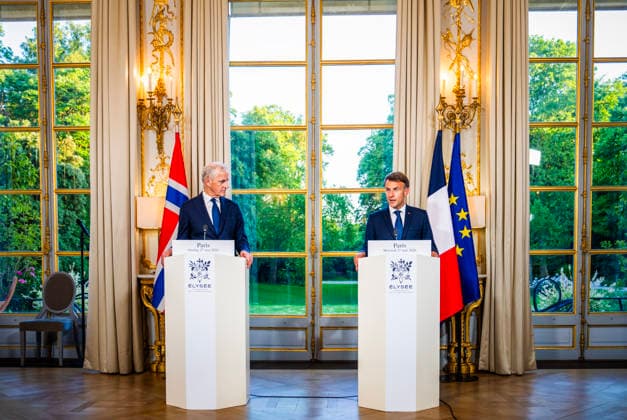 Paris, Emmanuel Macron trifft Jonas Gahr Store