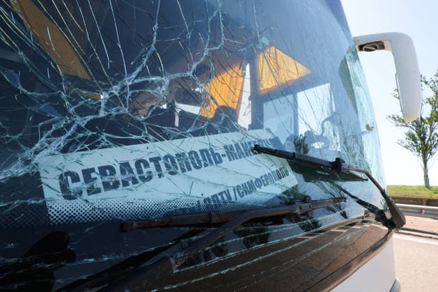 Ukraine-Krieg, Russland, Drohnenangriff beschädigt Reisebus nahe Donezk
