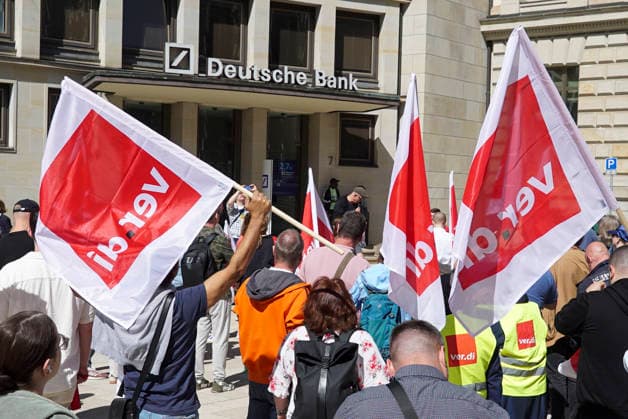 Hamburg, verdi Streik vor der Deutsche Bank Filiale