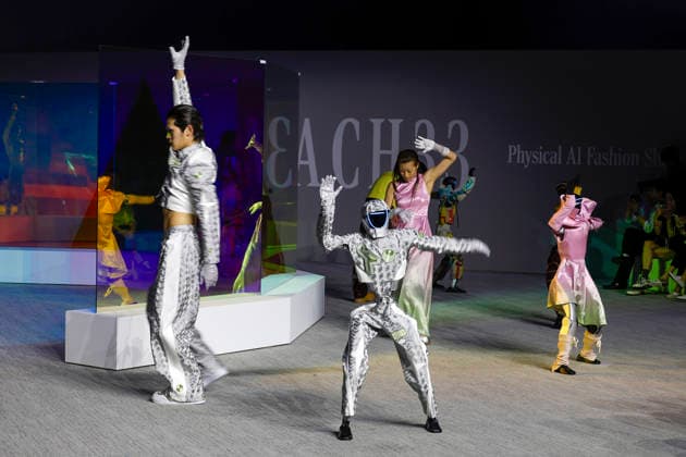 Fashion, Südkorea, Roboter-Modenschau im Galaxy Robot Park in Seoul