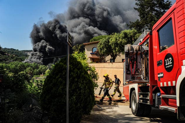 Spanien, Feuerwehr löscht Brand auf Industriegelände in Orrius bei Barcelona