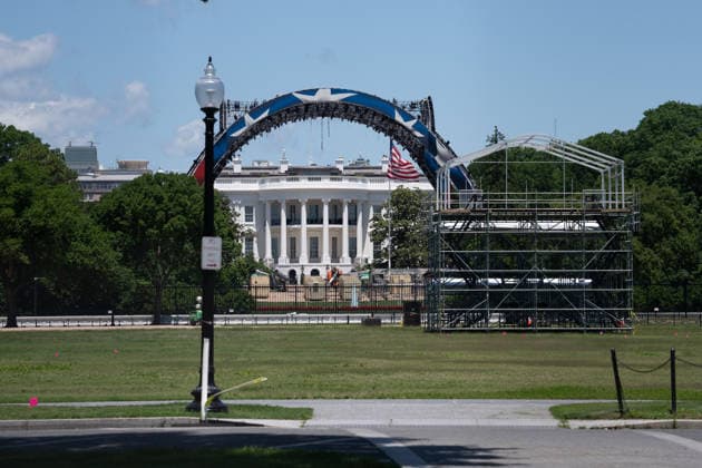 USA, Aufbau der UFC-Kampfbühne auf dem Südrasen des Weißen Hauses in Washington