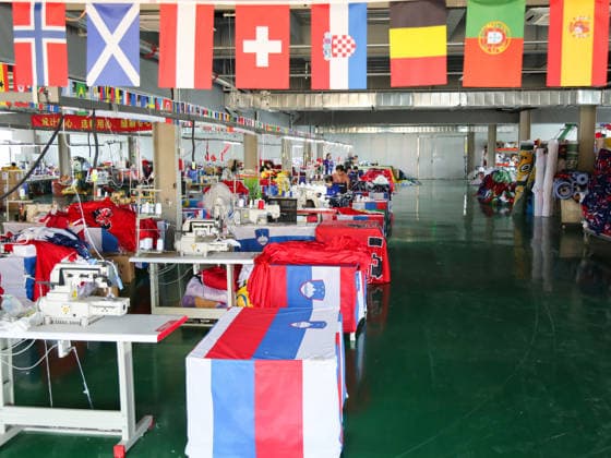 China, Produktion von Flaggen für die Fußballweltmeisterschaft in Manufaktur Qingdao