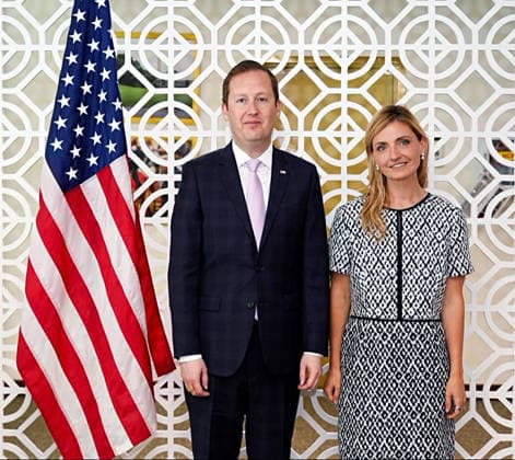 Indien, US-Botschafter Sergio Gor empfängt Staatssekretärin Sarah Rogers in Neu Delhi