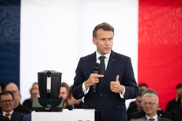 Frankreich, Macron besucht Vorwerk-Werk mit Thermomix-Produktion in Donnemain-Saint-Mames