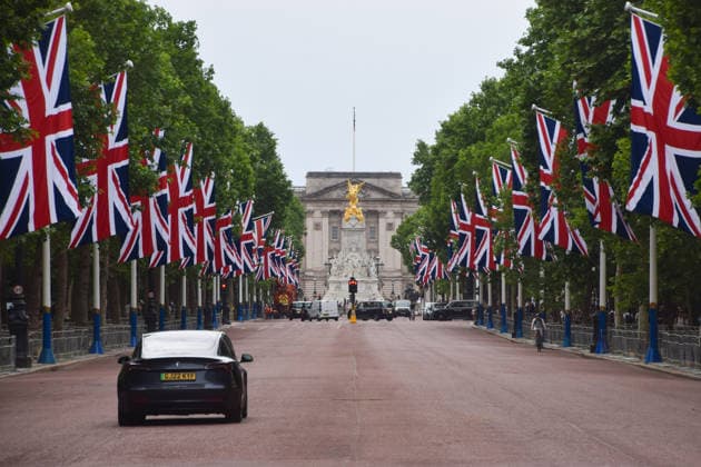 Großbritannien, The Mall mit Union Jacks vor Trooping the Colour zum Geburtstag von König Charles III. in London