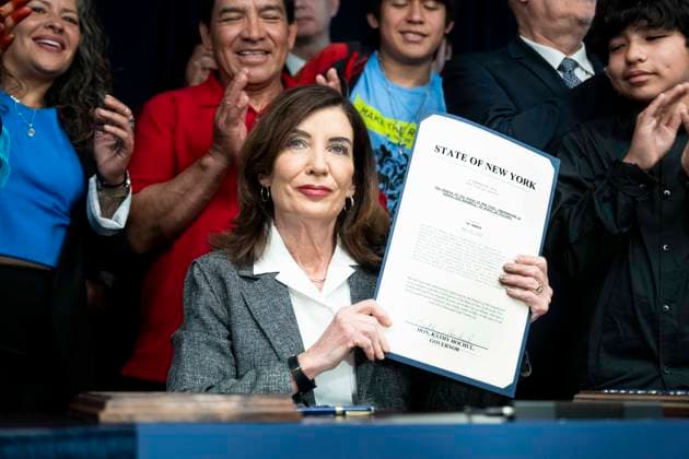 USA, Kathy Hochul bei Pressekonferenz zu ICE-Übergriffen und neuen Gesetzen in New York