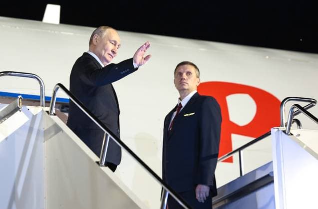 Kasachstan, Wladimir Putin winkt beim Abflug vom Flughafen Astana
