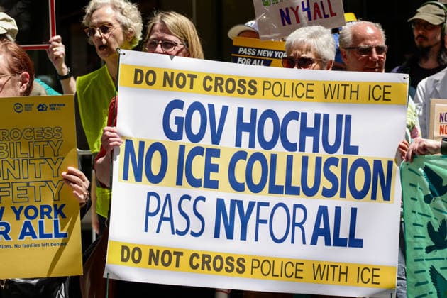 USA, Protest gegen Zusammenarbeit von Polizei und ICE vor Kathy Hochuls Büro in New York