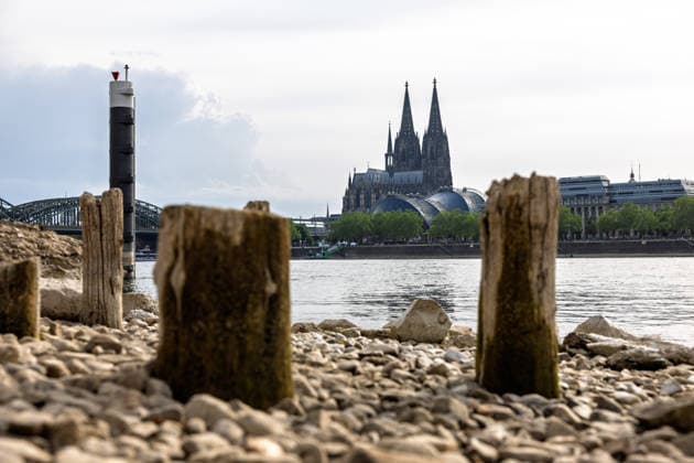 NRW, Niedrigwasser im Rhein in Köln
