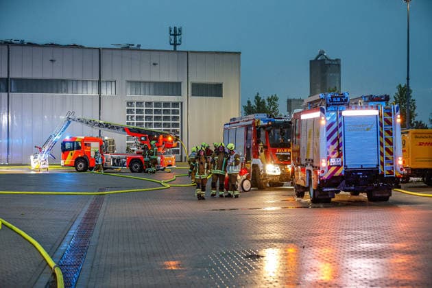 Niedersachsen, Großbrand in Lager- und Logistikhalle in Gewerbegebiet in Hannover