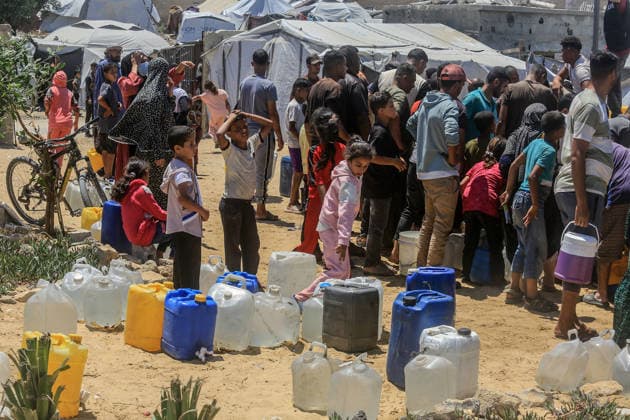 Nahostkonflikt, Gaza, Menschen in Khan Yunis warten auf sauberes Wasser