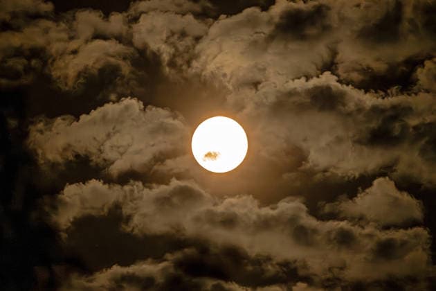 Bayern, Vollmond am Nachthimmel über München