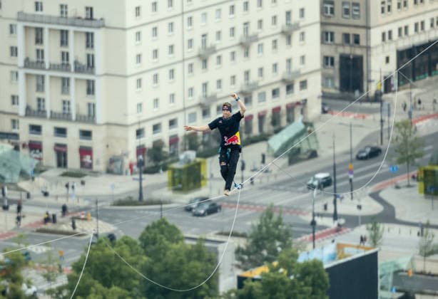 Polen, Slackliner Jaan Roose balanciert zwischen Hochhäusern in Warschau