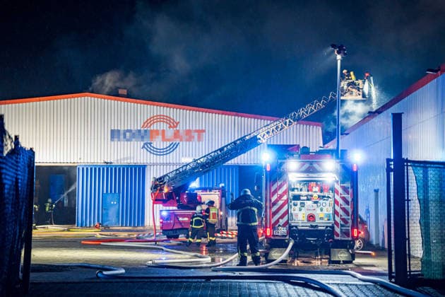 Hessen, Brand in Werkshalle eines Recyclingunternehmens in Maintal-Dörnigheim