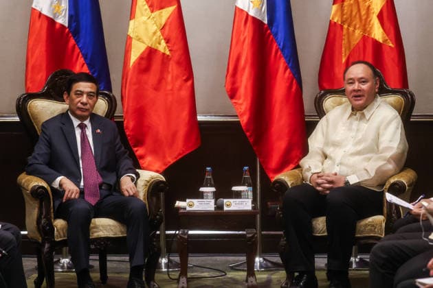 Philippinen, Verteidigungschefs aus Vietnam und den Philippinen treffen sich nach Pakt-Unterzeichnung in Manila