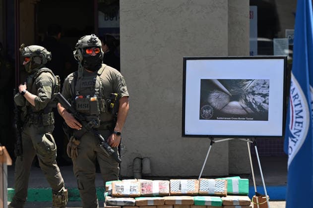 USA, Beamte der Homeland Security Investigations sichern Fund eines Grenztunnels in San Diego