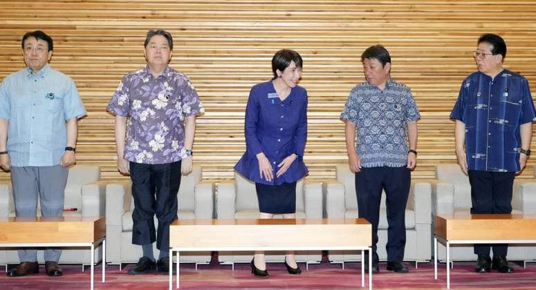 Japan, Premierministerin Sanae Takaichi bei Kabinettssitzungsvorbereitung in Tokio