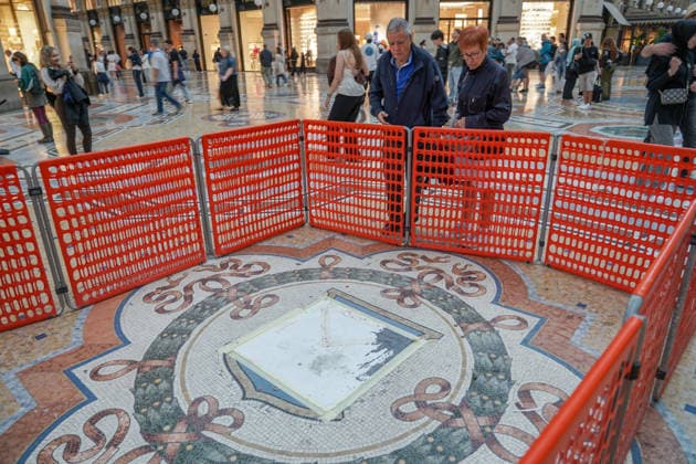 Italien, Reperatur des Taurus Mosaik in der Galleria Vittorio Emanuele in Mailand