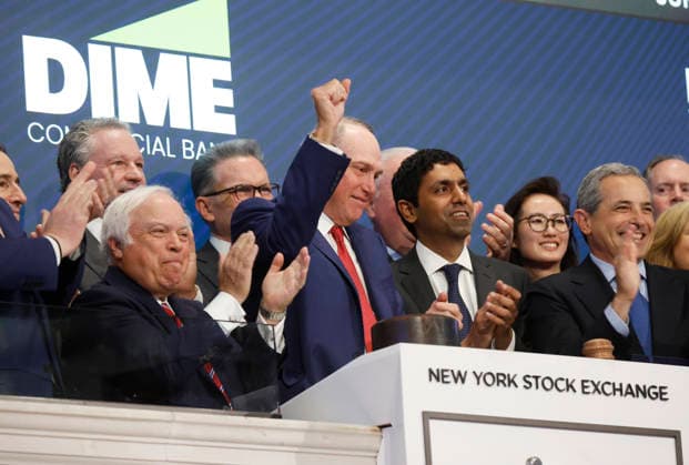 USA, Vorstandsvorsitzende der Dime Commercial Bank läuten Opening Bell an der New York Stock Exchange