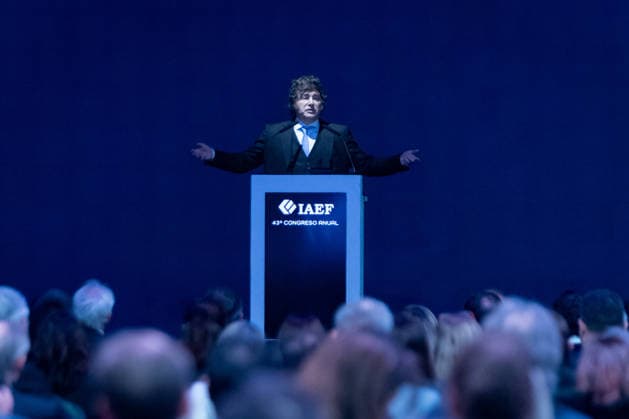 Argentinien, Javier Milei spricht vor Kongress des Instituts der Finanzfachleute in Buenos Aires