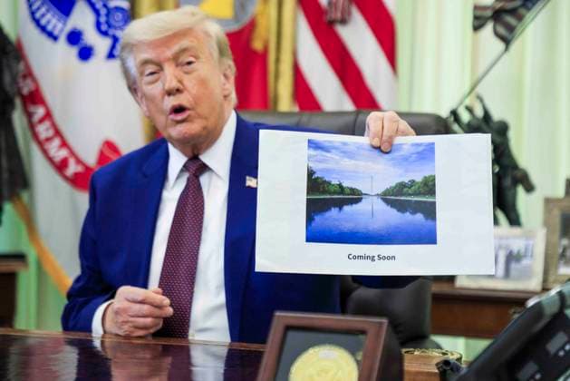 USA, Donald Trump gibt die Fertigstellung des Spiegelteichs am Lincoln Memorial bekannt in Washington DC
