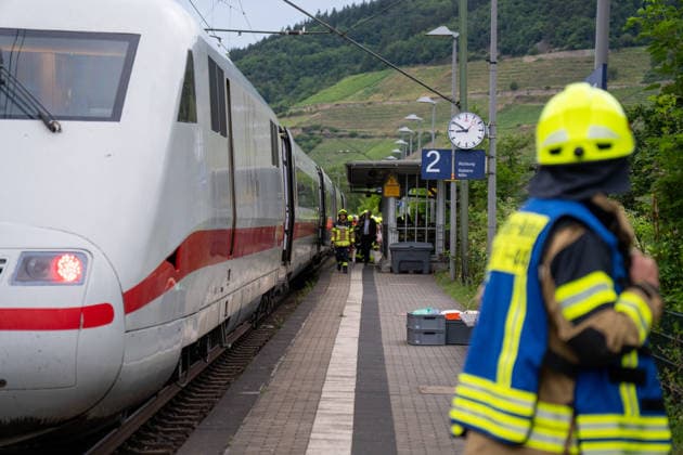 Rheinland-Pfalz, Passagiere nach Stoffaustritt in ICE bei Trechtingshausen evakuiert