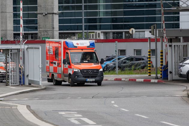Frankfurt am Main, Bugfahrwerk einer Lufthansa Boeing 787 knickt am Gate ein
