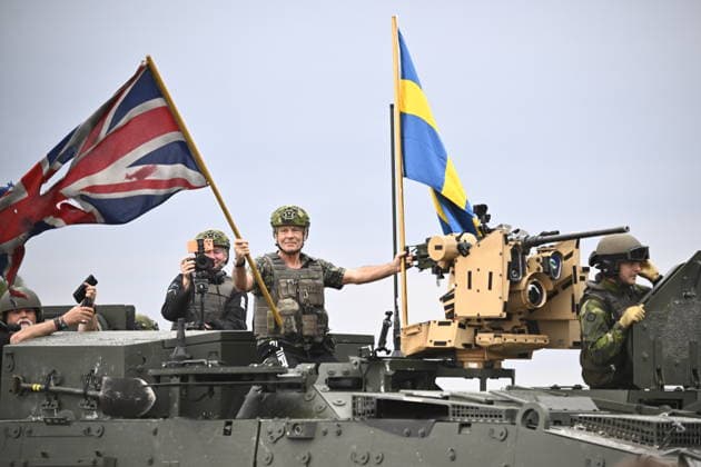 Celebrity, Bruce Dickinson von Iron Maiden fährt im Kampfpanzer über das Gelände des Sweden Rock Festivals in Norje/Sölvesborg