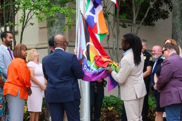 USA, Pride-Flaggenhissung zum Auftakt des Pride Months in St. Petersburg, Florida