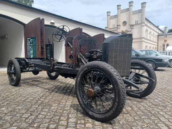 Tschechien, Ausstellung im Hof von Schloss Lany, Originalautos von Vaclav Havel