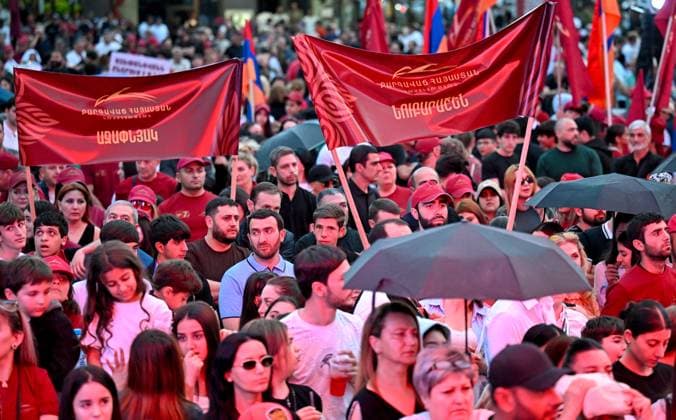 Armenien, Anhänger von Blühendes Armenien versammeln sich in Jerewan