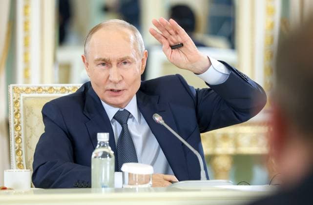 Russland, Putin trifft Chefs internationaler Nachrichtenagenturen beim SPIEF im Konstantinpalast in Strelna, St. Petersburg