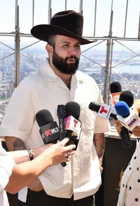 Celebrity, Carin Leon beuscht das Empire State Buildung in New York