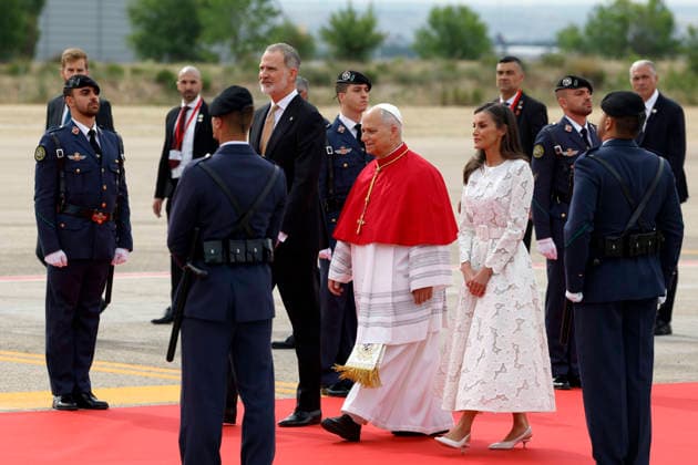 Spanien, Besuch von Papst Leo XIV., Tag 1, Empfang am Flughafen