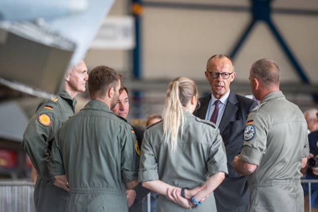 Mecklenburg-Vorpommern, Friedrich Merz besucht Standort der Luftwaffe in Laage bei Rostock