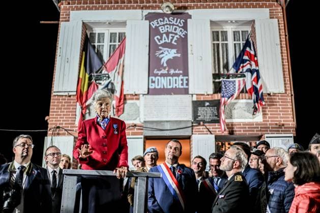 Frankreich, Gedenken an die Landung in der Normandie an der Pegasus Brücke in Benouville